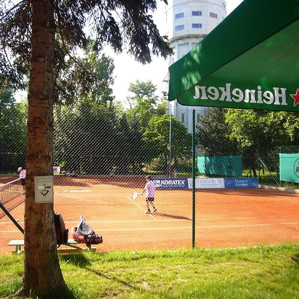 Antukové dvorce a areál tenisového klubu TennisOne v Bratislave — fotografia 3