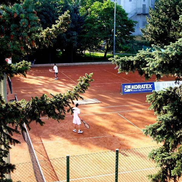 Antukové dvorce a areál tenisového klubu TennisOne v Bratislave — fotografia 4