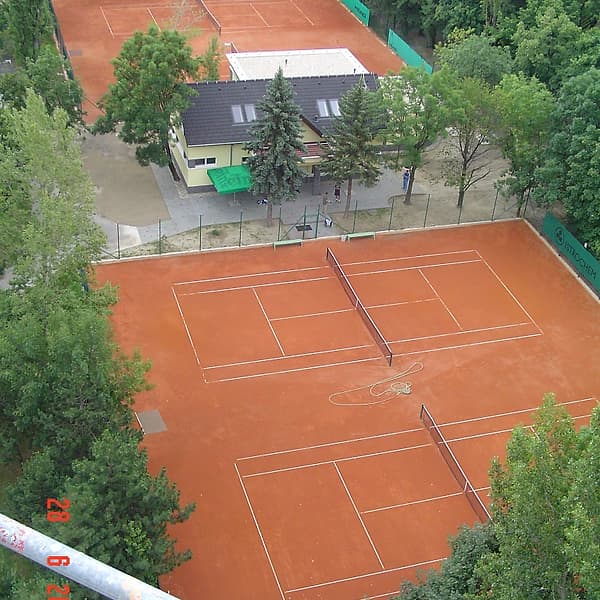 Antukové dvorce a areál tenisového klubu TennisOne v Bratislave — fotografia 8