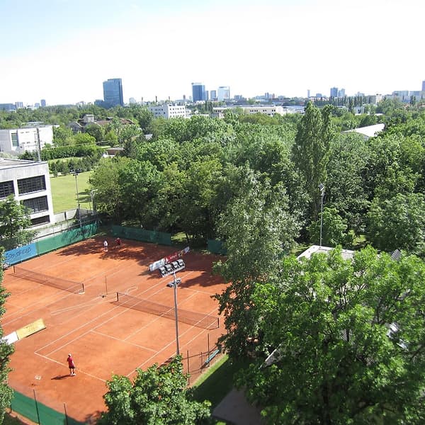 Antukové dvorce a areál tenisového klubu TennisOne v Bratislave — fotografia 10