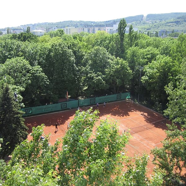 Antukové dvorce a areál tenisového klubu TennisOne v Bratislave — fotografia 11