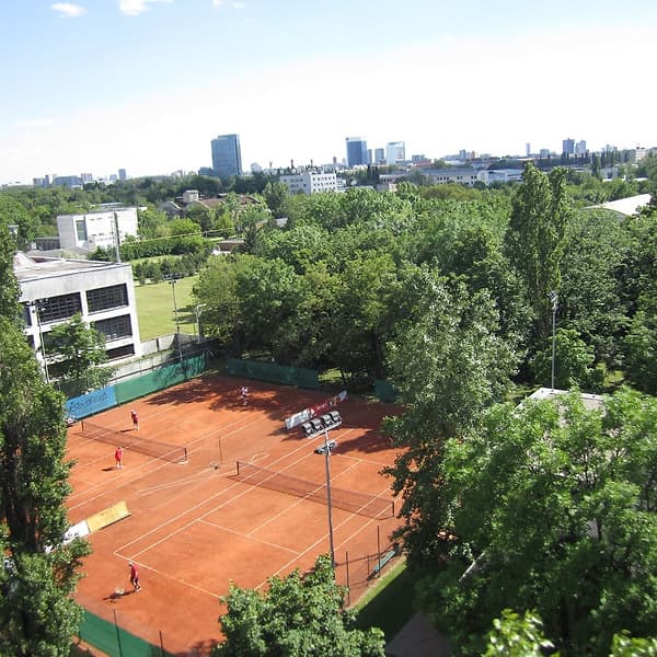Antukové dvorce a areál tenisového klubu TennisOne v Bratislave — fotografia 12