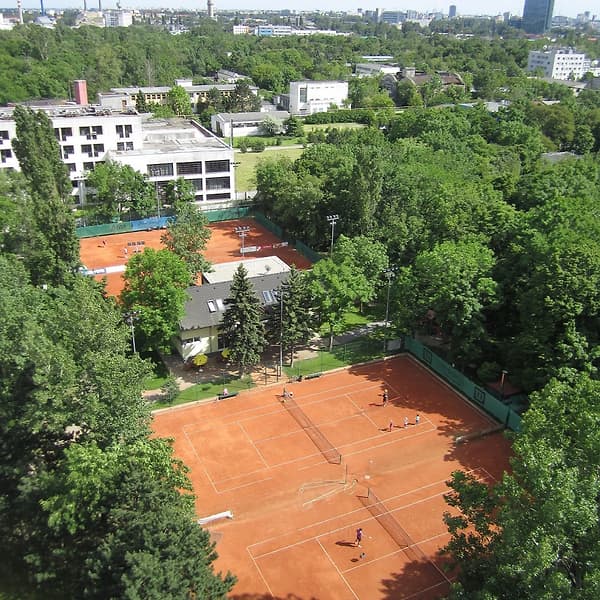 Antukové dvorce a areál tenisového klubu TennisOne v Bratislave — fotografia 13