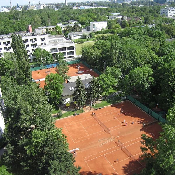 Antukové dvorce a areál tenisového klubu TennisOne v Bratislave — fotografia 15