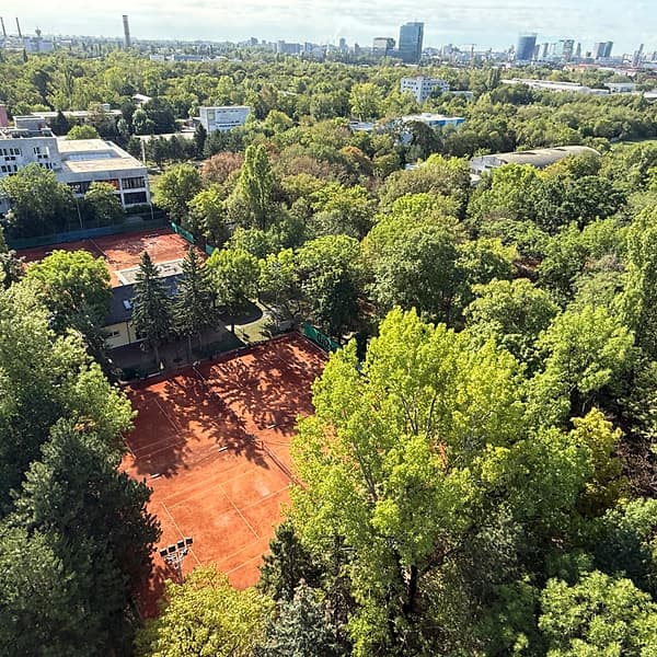 Letecký pohľad na antukové dvorce klubu TennisOne v zeleni