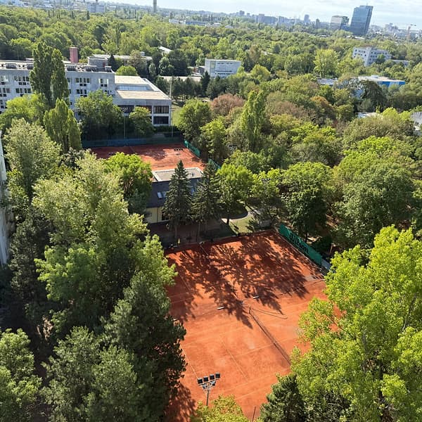 Areál klubu TennisOne a okolitá zeleň z výšky
