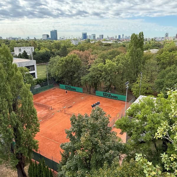 Antukové dvorce klubu TennisOne s panorámou Bratislavy