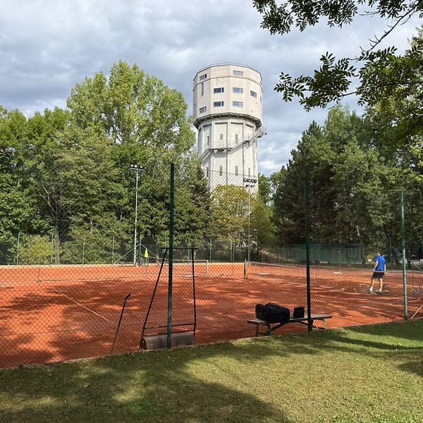 Antukový dvorec klubu TennisOne pod vodojemom