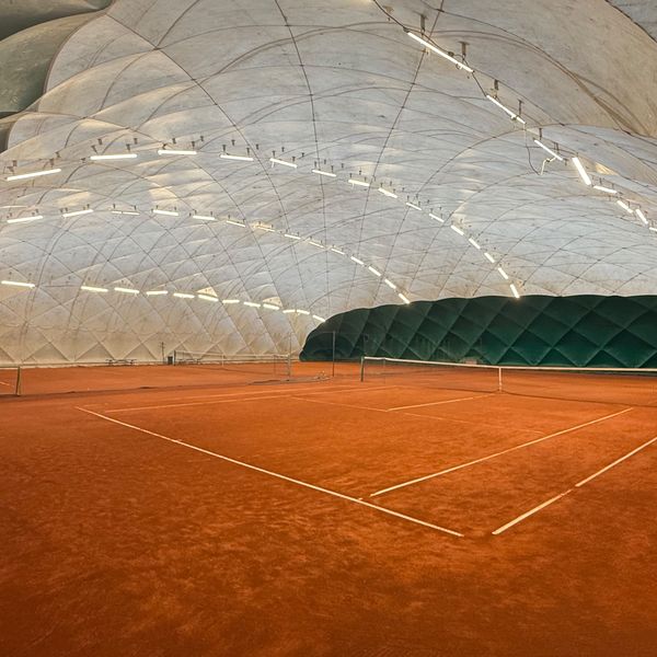 Antukové dvorce v nafukovacej hale klubu TennisOne