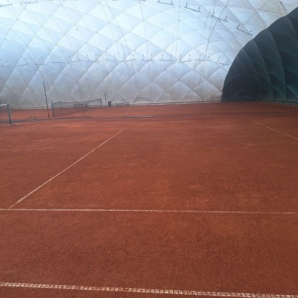 Zimné antukové dvorce pod nafukovacou halou klubu TennisOne