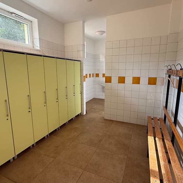 Šatňa so skrinkami v areáli klubu TennisOne