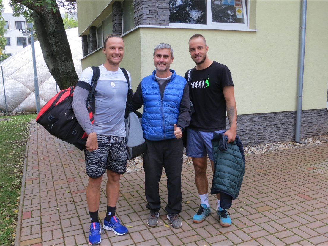 Tréner Andrej Švacho v modrej veste medzi tenisovými reprezentantmi Jozefom Kovalíkom a Andrejom Martinom